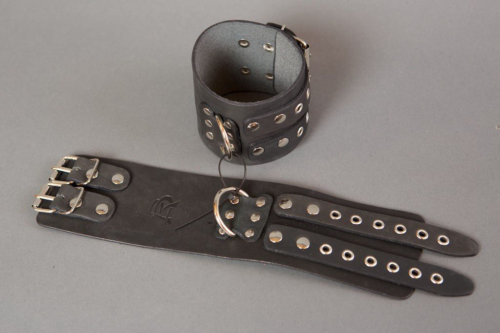 Широкие черные кожаные наручники без подкладки - 0