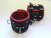 Широкие обёрнутые наручники с красным кожаным подкладом - 0