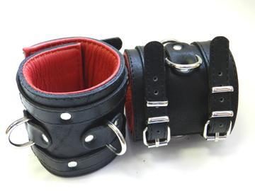 Широкие подвёрнутые наручники с красным подкладом - 0