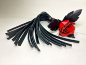 Черная кожаная плеть с красной лаковой розой в рукояти - 40 см. - 0