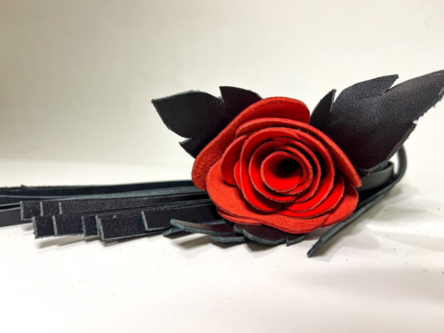 Черная кожаная плеть с красной лаковой розой в рукояти - 40 см. - 2