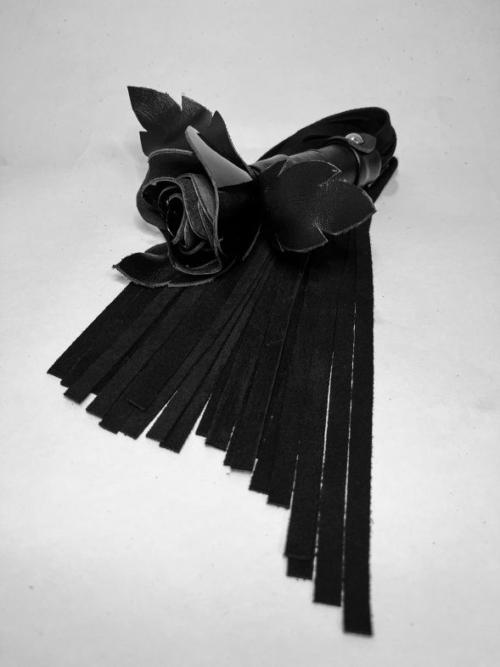 Черная замшевая плеть с лаковой розой в рукояти - 40 см. - 3