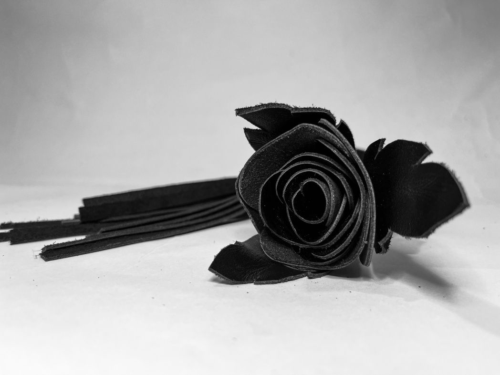 Черная кожаная плеть с лаковой розой в рукояти - 40 см. - 1