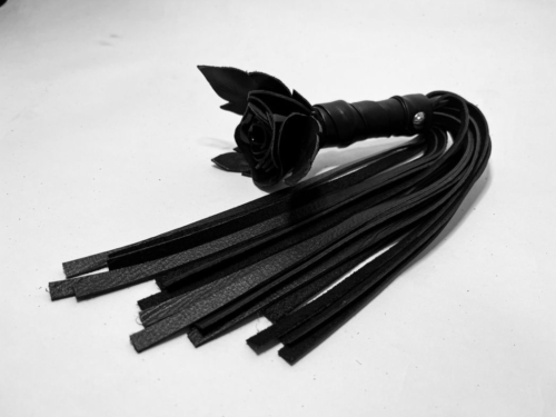 Черная кожаная плеть с лаковой розой в рукояти - 40 см. - 0