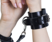 Черные кожаные наручники с соединением на карабинах - 3