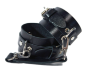 Черные кожаные наручники с соединением на карабинах - 4