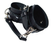 Черные кожаные наручники с соединением на карабинах - 0