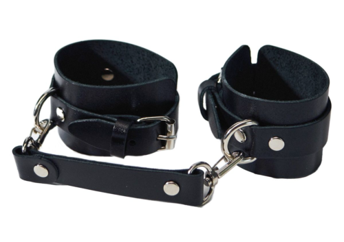 Черные кожаные наручники с соединением на карабинах - 1