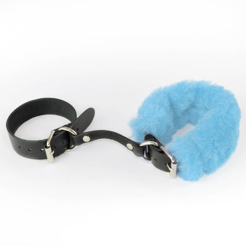 Черные кожаные наручники со съемной голубой опушкой - 0
