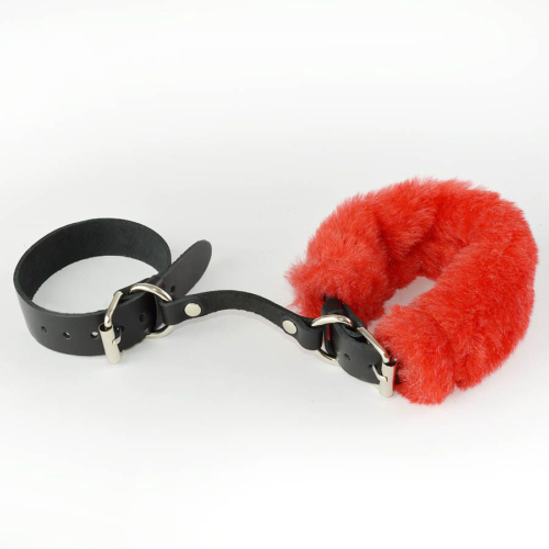 Черные кожаные наручники со съемной красной опушкой - 0
