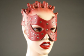 Красная кожаная маска с заклёпками - 0