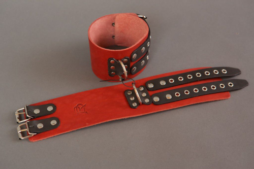 Широкие красно-черные наручники без подкладки - 0
