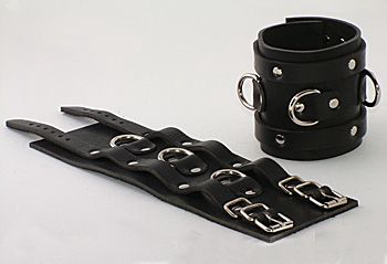 Чёрные не подшитые широкие наручник с 3 D-кольцами