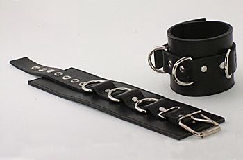Подшитые чёрные наручники с пряжкой и 3 сварными D-кольцами - 0