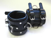 Широкие обернутые наручники из чёрной кожи - 0