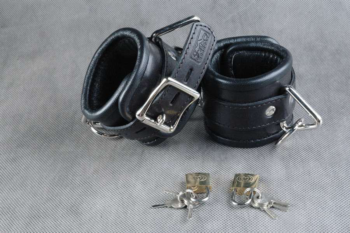 Чёрные подвёрнутые наручники из кожи
