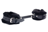 Черные базовые наручники из кожи с опушкой - 0