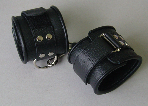 Чёрные кожаные наручники с ремешком с двумя карабинами - 0