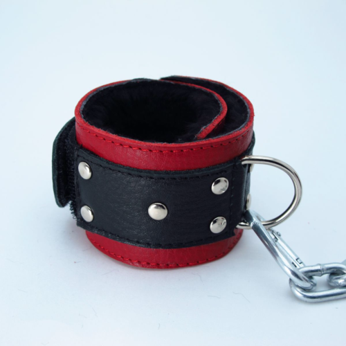 Красно-чёрные кожаные наручники с меховым подкладом - 2
