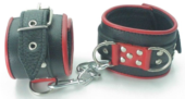 Широкие черные наручники с красным декором - 0