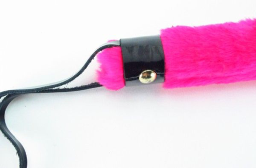 Плеть из лака с розовым мехом BDSM Light - 43 см. - 2