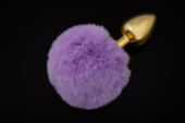 Маленькая золотистая пробка с пушистым фиолетовым хвостиком - 0