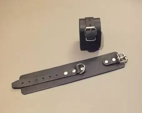 Широкие кожаные наручники универсального размера - 0