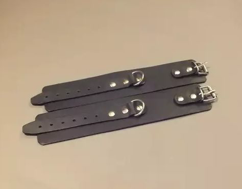 Широкие кожаные наручники универсального размера - 1
