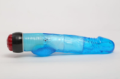 Голубой вибратор-реалистик с мошонкой и подсветкой - 21,5 см. - 1