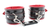 Лаковые чёрно-красные перфорированные наручники - 2