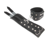 Черные широкие кожаные наручники с заклепками на карабине - 0