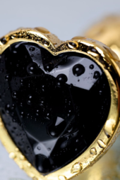 Золотистая коническая анальная пробка с черным кристаллом-сердечком - 7 см. - 10