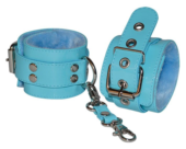Голубые лаковые наручники с меховой отделкой - 0