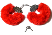 Шикарные наручники с пушистым красным мехом - 0
