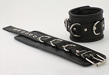 Чёрные наручники с застежкой-ремешком и 3 сварными D-кольцами - 1