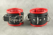 Чёрные обернутые наручники с 3 сварными D-кольцами и красным подкладом - 1