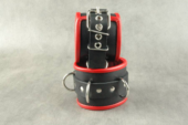 Чёрные обернутые наручники с 3 сварными D-кольцами и красным подкладом - 2