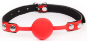 Красный кляп-шарик с черным регулируемым ремешком - 0