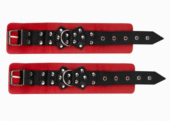 Красно-черные наручники с фиксацией на двух карабинах - 5