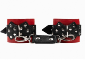 Красно-черные наручники с фиксацией на двух карабинах - 4